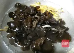 Illustration of how to make black fungus with bamboo shoot tip 1