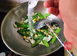 Illustration of how to make fried snow peas with lilies and ginkgo almonds 5