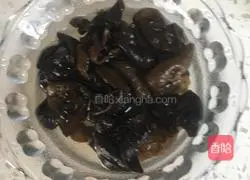 Illustration of how to make fried pork slices with zucchini and black fungus 2