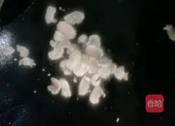 Illustration of how to stir-fry lentils with oil residue 4