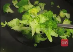 Illustration of how to cook broccoli in soup 2