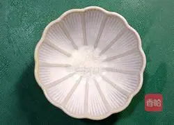 Illustration of how to make hand-shredded cabbage 3