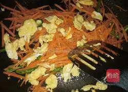 Illustration of how to make scrambled eggs with shredded carrots 7