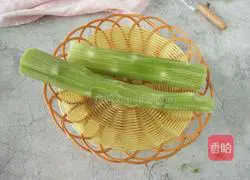 Illustration of how to make cold lettuce and nuts 1