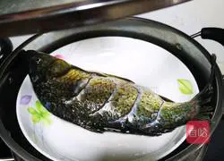 Illustration of how to make cold crucian carp 4
