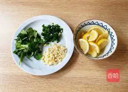 Illustration of how to make spicy and sour lemon shredded chicken 3