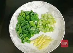 Illustration of how to stir-fry peanut sprouts with pork belly 3