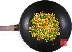How to stir-fry corn, sweet peas and pine nuts Illustration 4