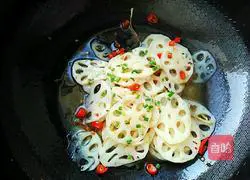 Illustration of how to make spicy and sour lotus root slices 12