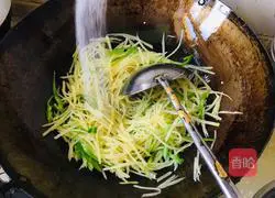 Illustration of how to make green pepper and potato shreds 8