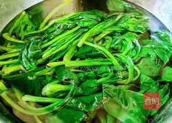 Illustration of how to make sesame spinach 3