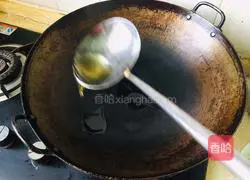 Illustration of how to stir-fry celery and lily 6