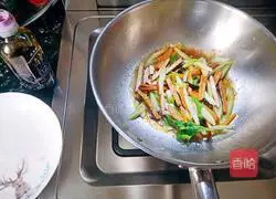 Illustration of how to stir-fry dried celery 7