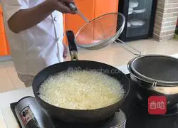 Illustration of how to make spicy dry pot lotus root slices 3