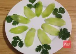 Illustration of how to make cold lettuce slices 5