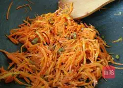 Illustration of how to make spicy stir-fried shredded carrots 8