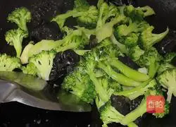 Illustration of how to make fried broccoli with black fungus 8
