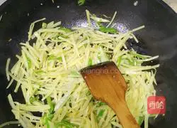 Illustration of how to make green pepper and potato shreds 4