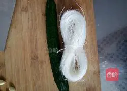 Illustration of how to make cold cucumber vermicelli 1