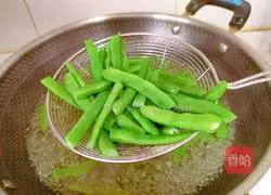 Illustration of how to stir-fry green beans with tea tree mushrooms 5