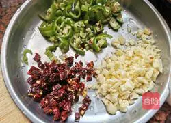 Illustration of how to make cold mung bean sprouts 4