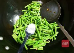 Illustration of how to make garlic soy sauce and cowpeas 8