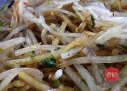 Illustration of how to make spicy and sour papaya mixed with shredded radish 6