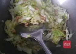 Illustration of how to stir-fry cabbage with tomato oil residue 4