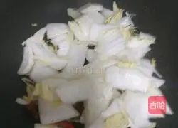 3 Illustrations on how to make hot and sour cabbage slices in fast dishes 7