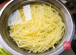 Illustration of how to make green pepper and potato shreds 1