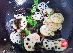 Illustration of how to make fried lotus root with fungus 12