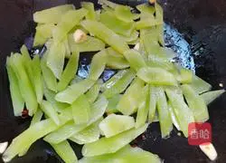 Illustration of how to make fried lettuce with fungus 12