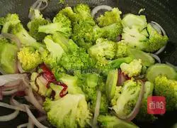 Illustration of how to make fried onions and broccoli 10