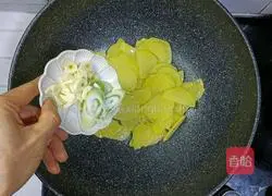 Illustration of how to make green pepper and potato slices 11