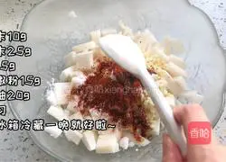 Illustration of how to make spicy radish cubes 3