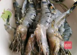 Steamed garlic black tiger shrimp Illustration of how to do it 1