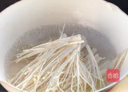Illustration of how to stir-fry cabbage with enoki mushrooms 5
