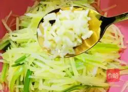 Illustration of making shredded potatoes and celery 12