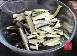 Illustration of how to make cold cucumber and eggplant 1
