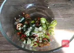 Illustration of how to mix green and red peppers with shredded potatoes 4