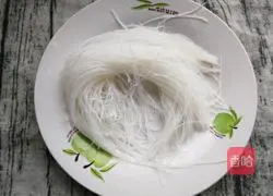 Illustration of how to stir-fry luffa vermicelli 5