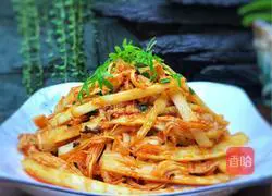 Illustration of how to make shredded bitter bamboo shoots cold with red oil 12