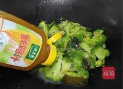 Illustration of how to make broccoli in soup 7