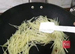 Illustration of making green pepper and potato shreds 7