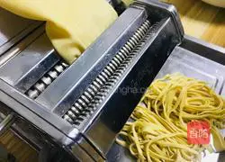 Illustration of how to make cold shredded dried tofu 1