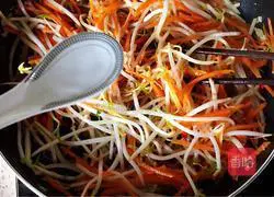 Illustration of how to stir-fry mung bean sprouts with shredded carrots 10