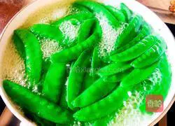 Illustration of how to make garlic snow peas 5