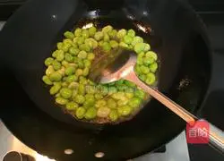 Illustration of how to stir-fry broad beans with garlic sprouts 6