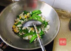 Illustration of how to make fried snow peas with lilies and ginkgo almonds 9