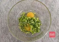 Illustration of how to make fried bean paste with garlic eggs 6